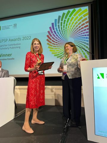 Lorraine Estelle receiving her ALPSP award from Niamh O'Connor